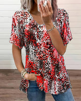 Rynkad v-ringad topp i leopardmönster och korta armar